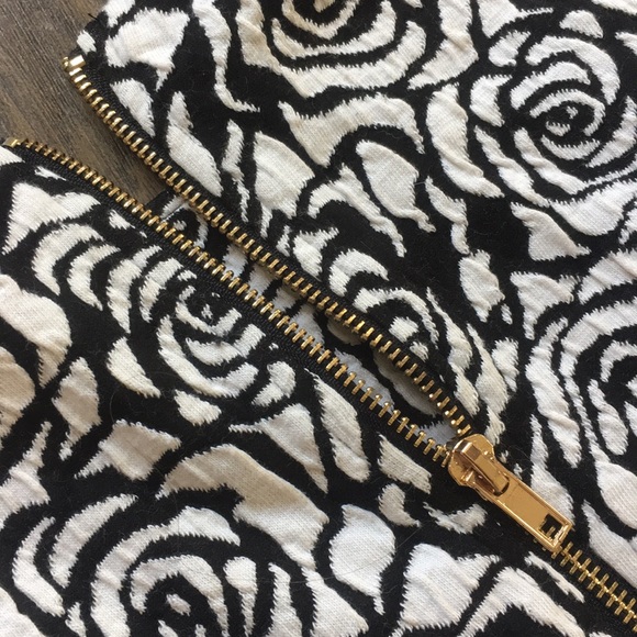 BLACK & WHITE ROSE PATTERN DRESS - Picture 3 of 3